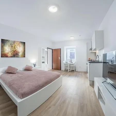 Klara Free Parking, Center