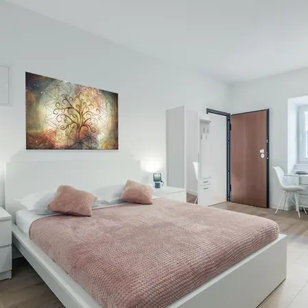 Klara Free Parking, Center