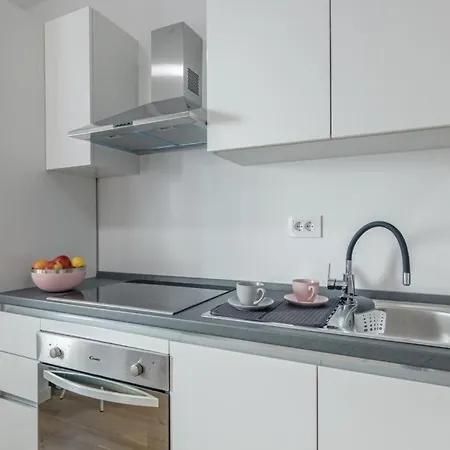 Klara Free Parking, Center