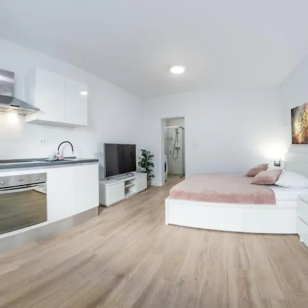 Klara Free Parking, Center Apartament *