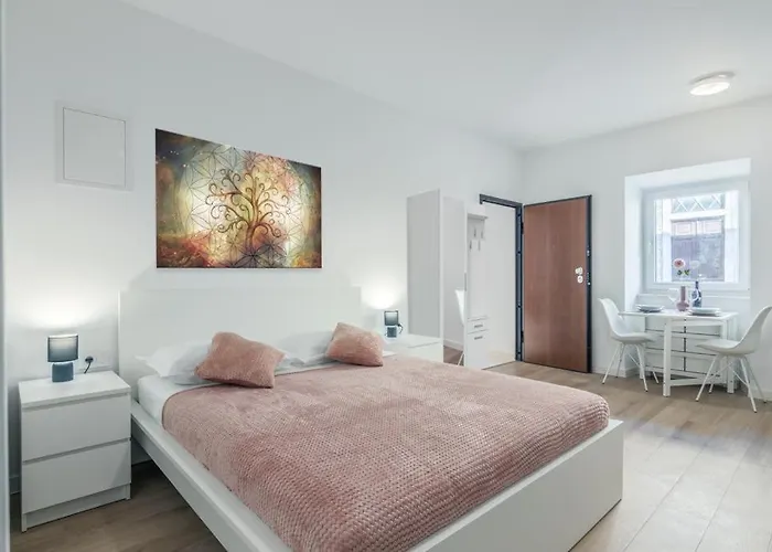 Klara Free Parking, Center